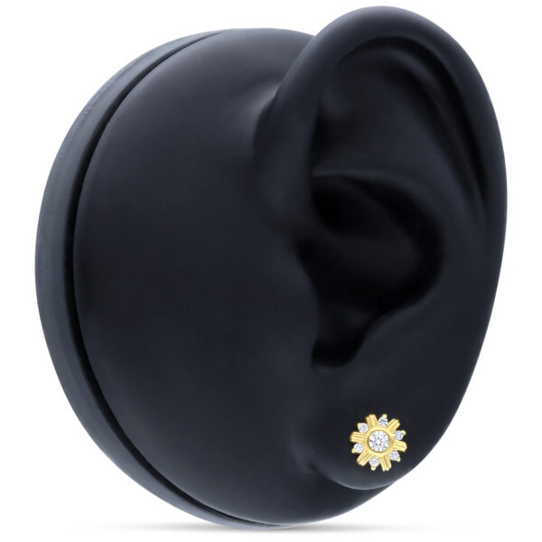 Aplique de oro en forma de girasol con cristal claro en modelo de oreja negra