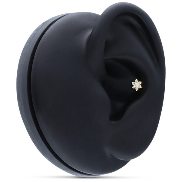Accesorio de flor de oro 14K con cristales sobre display negro para oreja