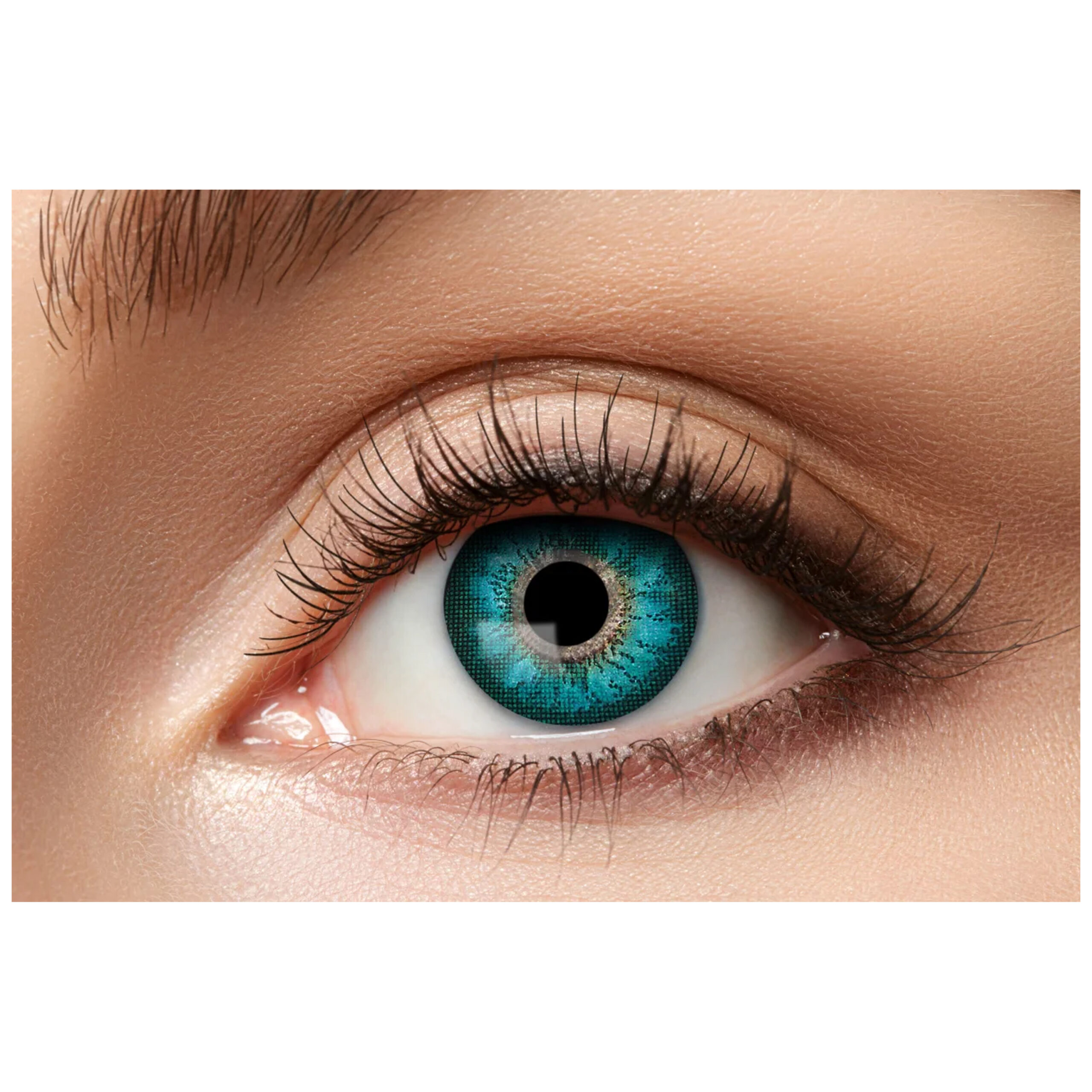 Kontaktlinsen in Türkis für einen intensiven Look Nahaufnahme eines Auges mit leuchtend türkisfarbenen Kontaktlinsen und natürlichem Make-up