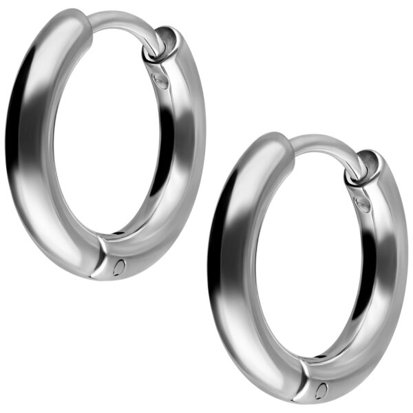 Par de aros de plata de acero quirúrgico, brillantes, sobre fondo blanco