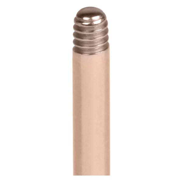 Primer plano de un labret rosado de titanio con rosca externa sobre fondo blanco