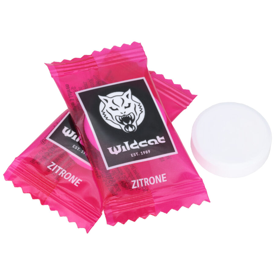 Dos caramelos de dextrosa Wildcat rosas con sabor a limón sobre fondo blanco