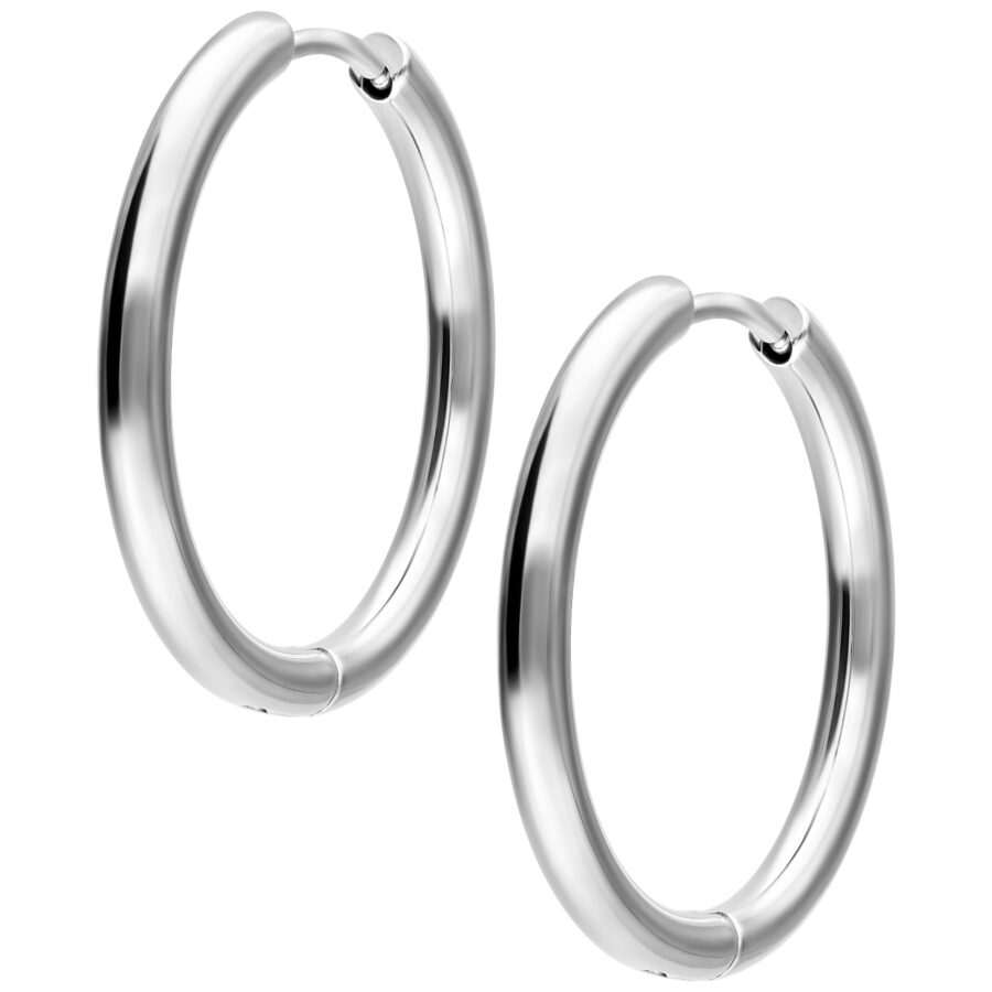 Dos aros de plata brillantes sobre fondo blanco