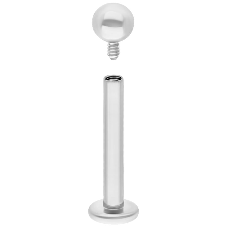 Labret de titanio plateado con rosca interna sobre fondo blanco