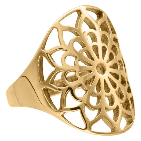 Anillo dorado con diseño floral delicado sobre fondo blanco