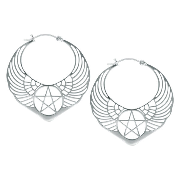 Dos pendientes plateados con diseño de alas y pentagrama sobre fondo blanco