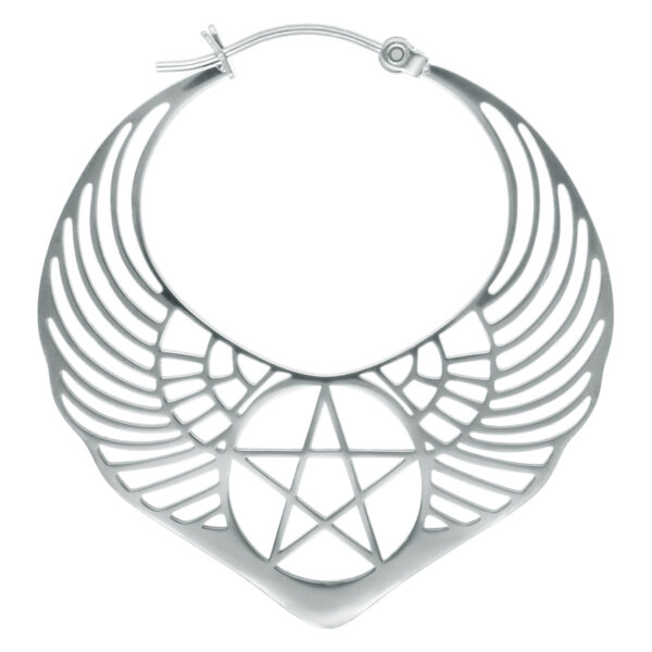 Pendiente plateado con diseño de pentagrama alado sobre fondo blanco