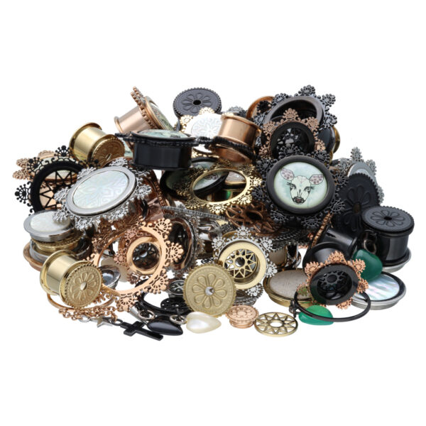 Varios sets de piercings de acero quirúrgico 316L en oro, negro y plata sobre fondo blanco