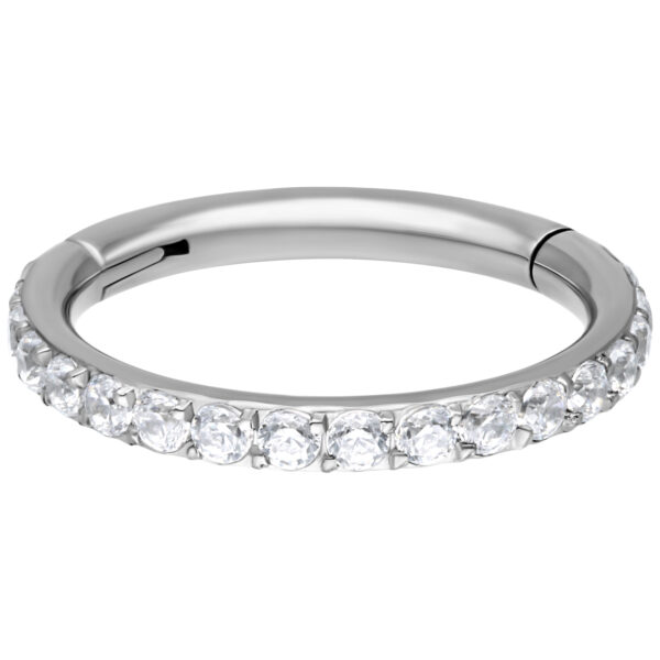 Anillo plateado con pavé de cristal, 14 mm de diámetro interno, sobre fondo blanco