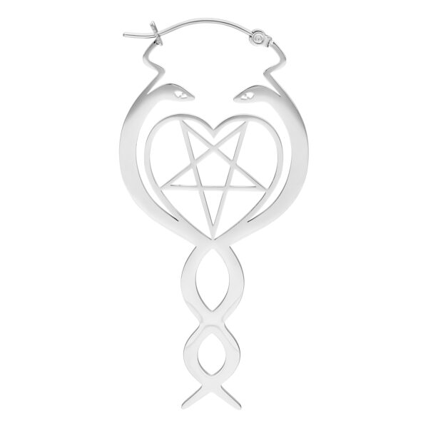 Pendientes plateados con motivo de serpiente y pentagrama sobre fondo blanco