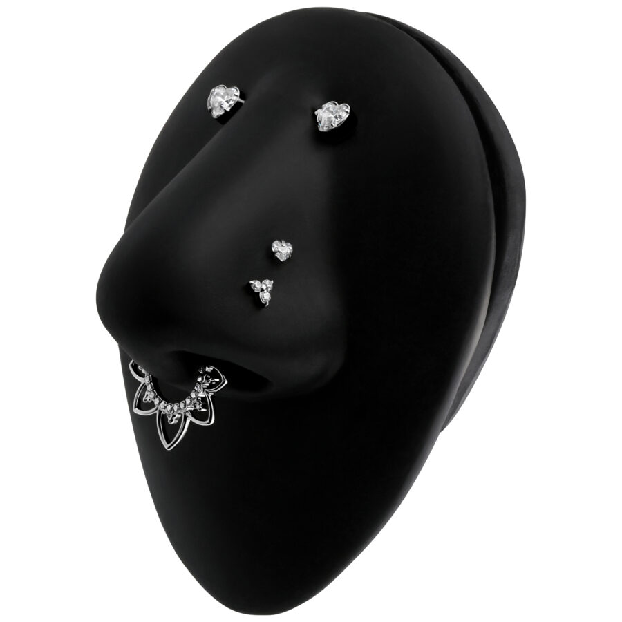 Piercing negro para la nariz con piedra cristalina en display negro sobre fondo blanco