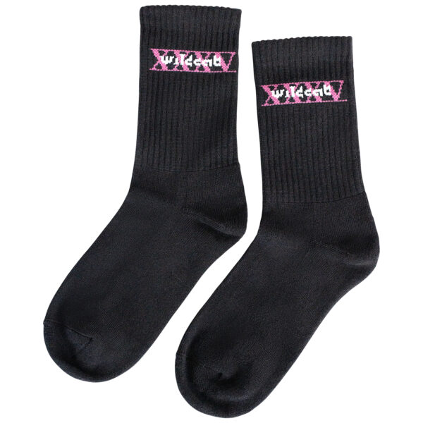 Calcetines negros con logo rosa de Wildcat sobre fondo blanco