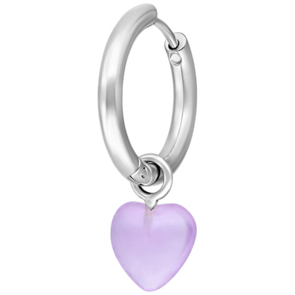 Pendiente de plata con colgante de corazón en amatista sobre fondo blanco