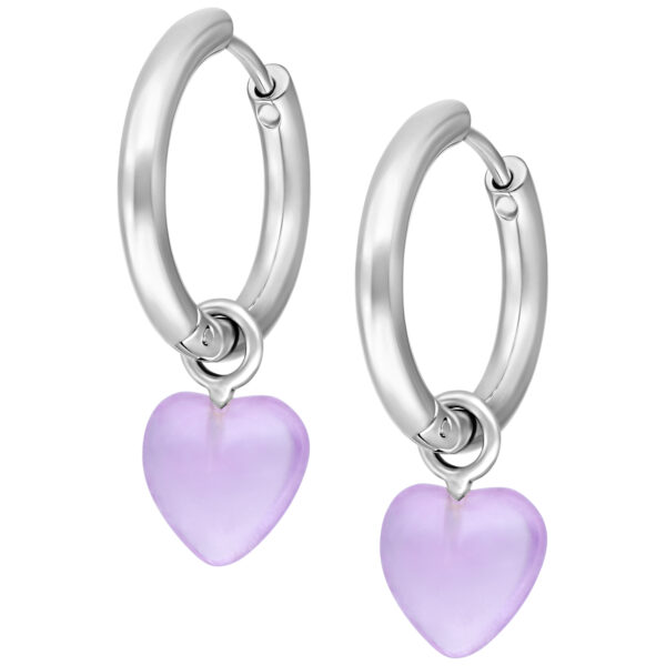 Aros de plata con colgante de amatista en forma de corazón sobre fondo blanco
