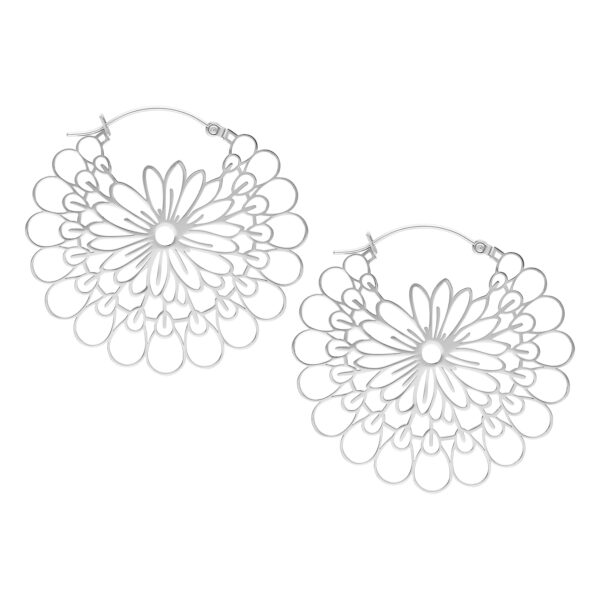 Pendientes Daisy Hoops plateados de acero quirúrgico sobre fondo blanco