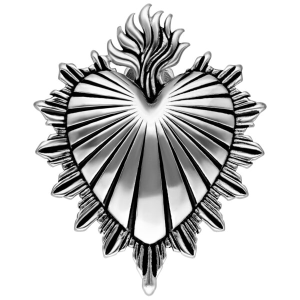Peso de oreja plateado en forma de corazón con diseño de llamas sobre fondo blanco