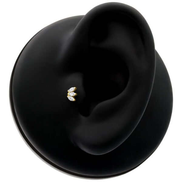 Aro Triple Fan de oro con cristales claros sobre display de oreja negro