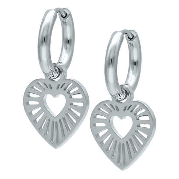 Aros plateados con colgante en forma de corazón sobre fondo blanco