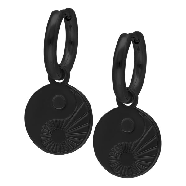 Dos aros negros pulidos con colgantes de Yin Yang sobre fondo blanco