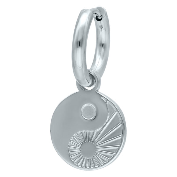 Pendientes Yin Yang de plata de acero quirúrgico sobre fondo blanco