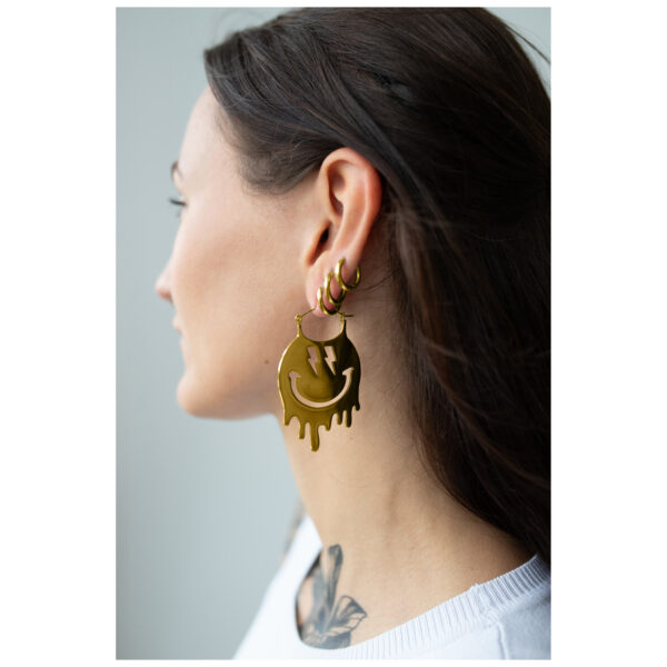 Mujer con aros Smiley Big Hoops de metal dorado