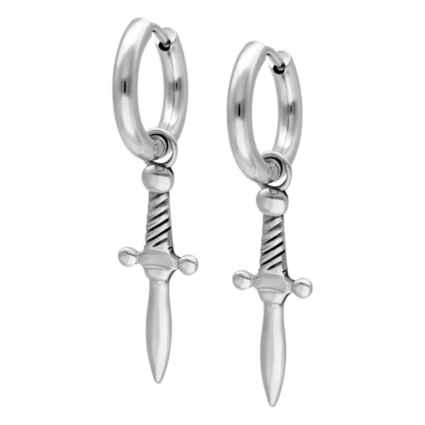 Pendientes plateados en forma de pequeñas espadas sobre fondo blanco