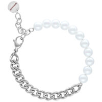 Pulsera Chunky Pearl plateada con perlas y eslabones sobre fondo blanco