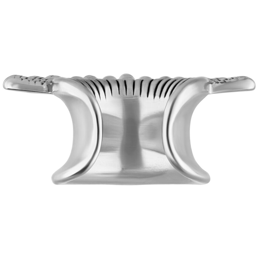 Earsaddle plateado de acero quirúrgico con diseño curvado sobre fondo blanco