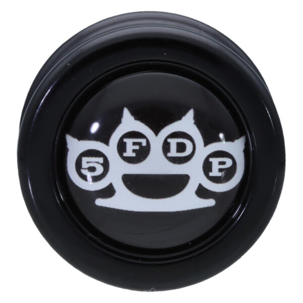 Plug redondo negro con diseño de nudillos de latón 5FDP en blanco