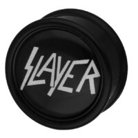 Plug negro con logo blanco de Slayer sobre fondo negro
