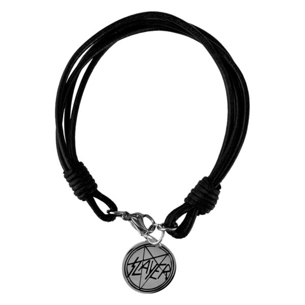Pulsera de cuero negro con colgante plateado de Slayer sobre fondo blanco