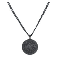 Collar negro de acero quirúrgico con colgante de pentagrama Slayer sobre fondo blanco