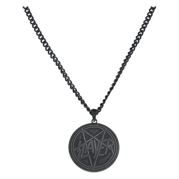 Collar negro de acero quirúrgico con colgante de pentagrama Slayer sobre fondo blanco