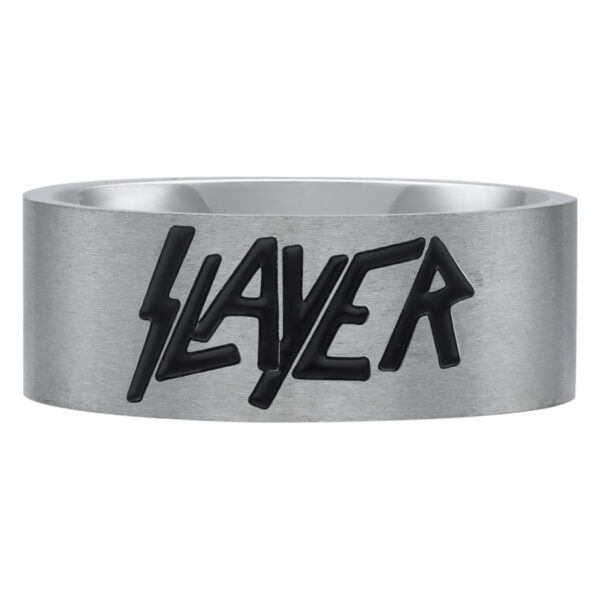 Anillo plateado con logo negro de Slayer sobre fondo blanco
