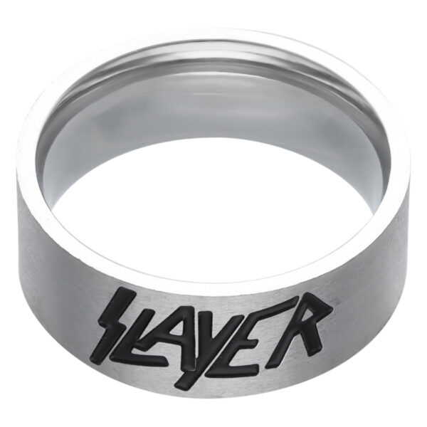 Anillo plateado con logo de Slayer sobre fondo blanco
