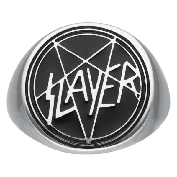 Anillo de sello plateado con el logo de Slayer sobre fondo negro