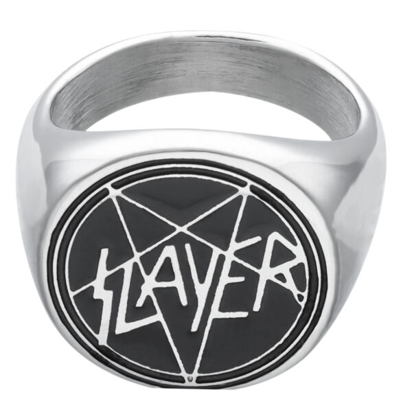 Anillo de sello plateado con logo negro de Slayer sobre fondo blanco