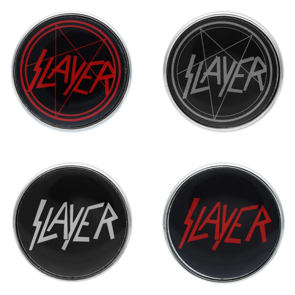 Cuatro pines Doming Slayer de acero quirúrgico en plata y negro sobre fondo blanco