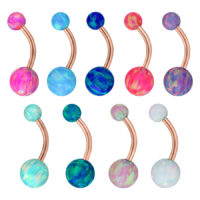 Verschiedene Doppel Opal Bananabells mit roségoldenem Titanstab und bunten Opalkugeln auf weißem Hintergrund