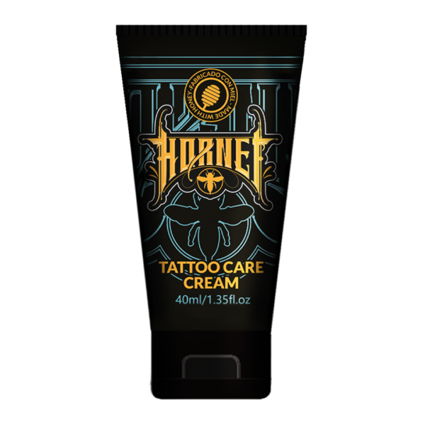 Tubo negro de crema para el cuidado de tatuajes Hornet 40 ml sobre fondo transparente