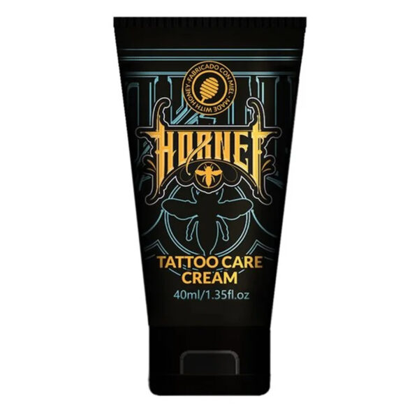 Tubo negro de la crema de cuidado para tatuajes Hornet con 40 ml de contenido sobre fondo blanco