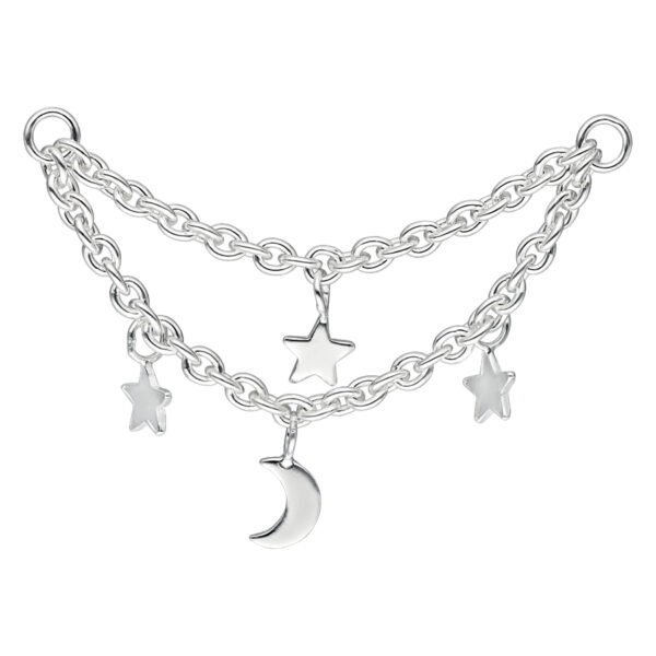 Cadena de piercing plateada de dos hileras con luna y estrellas sobre fondo blanco