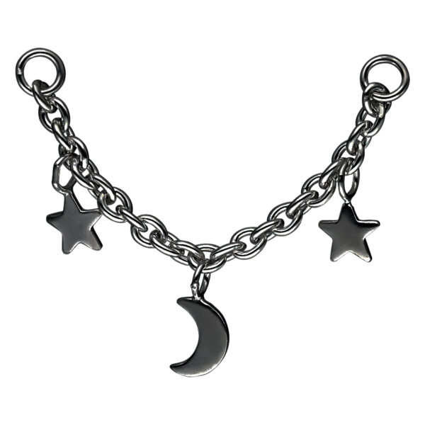 Cadena de piercing negra con luna y estrellas sobre fondo blanco