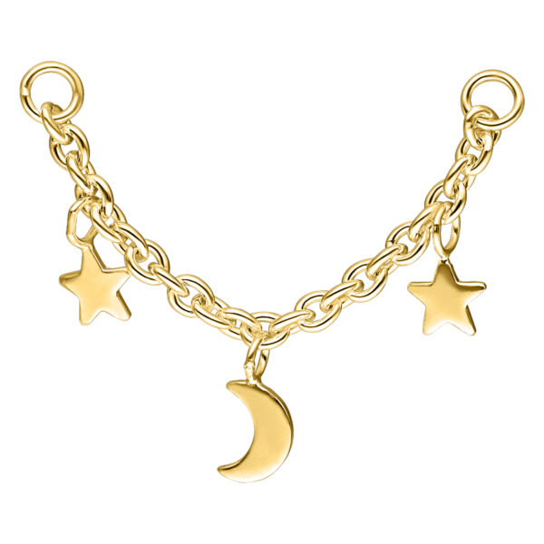 Cadena de piercing dorada con luna y estrellas sobre fondo blanco