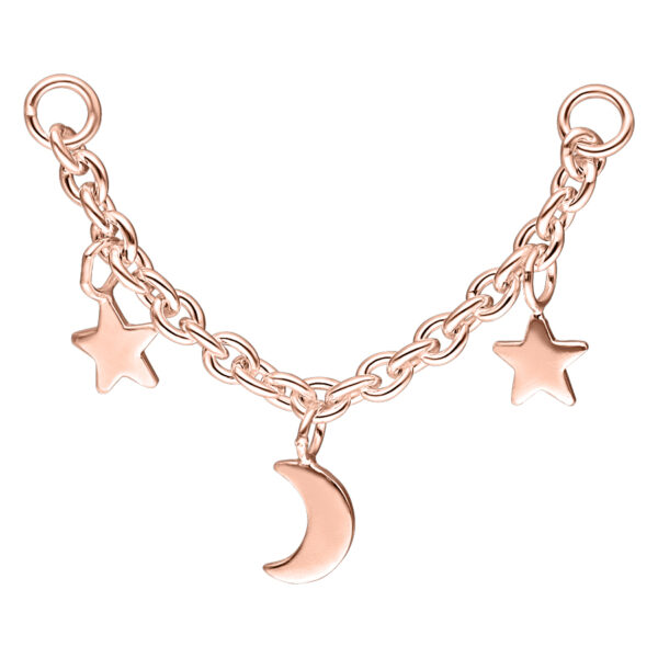 Cadena de piercing en oro rosa con luna y estrellas sobre fondo blanco