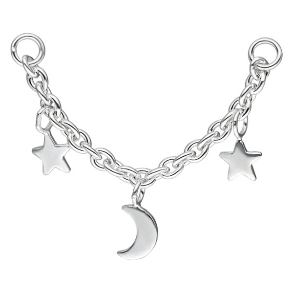 Cadena plateada con luna y estrellas sobre fondo blanco