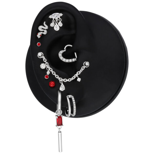 Cadena de piercing plateada con gotas de cristal claras en modelo negro