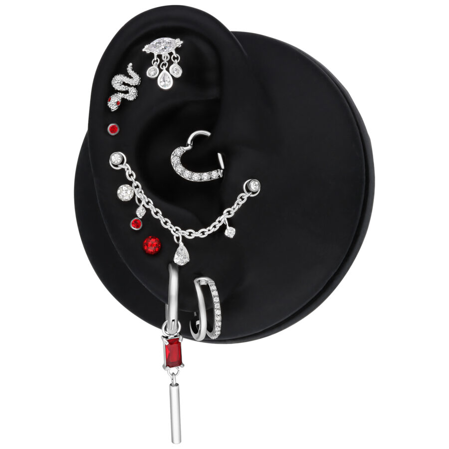 Cadena de piercing plateada con gotas de cristal claras en modelo negro