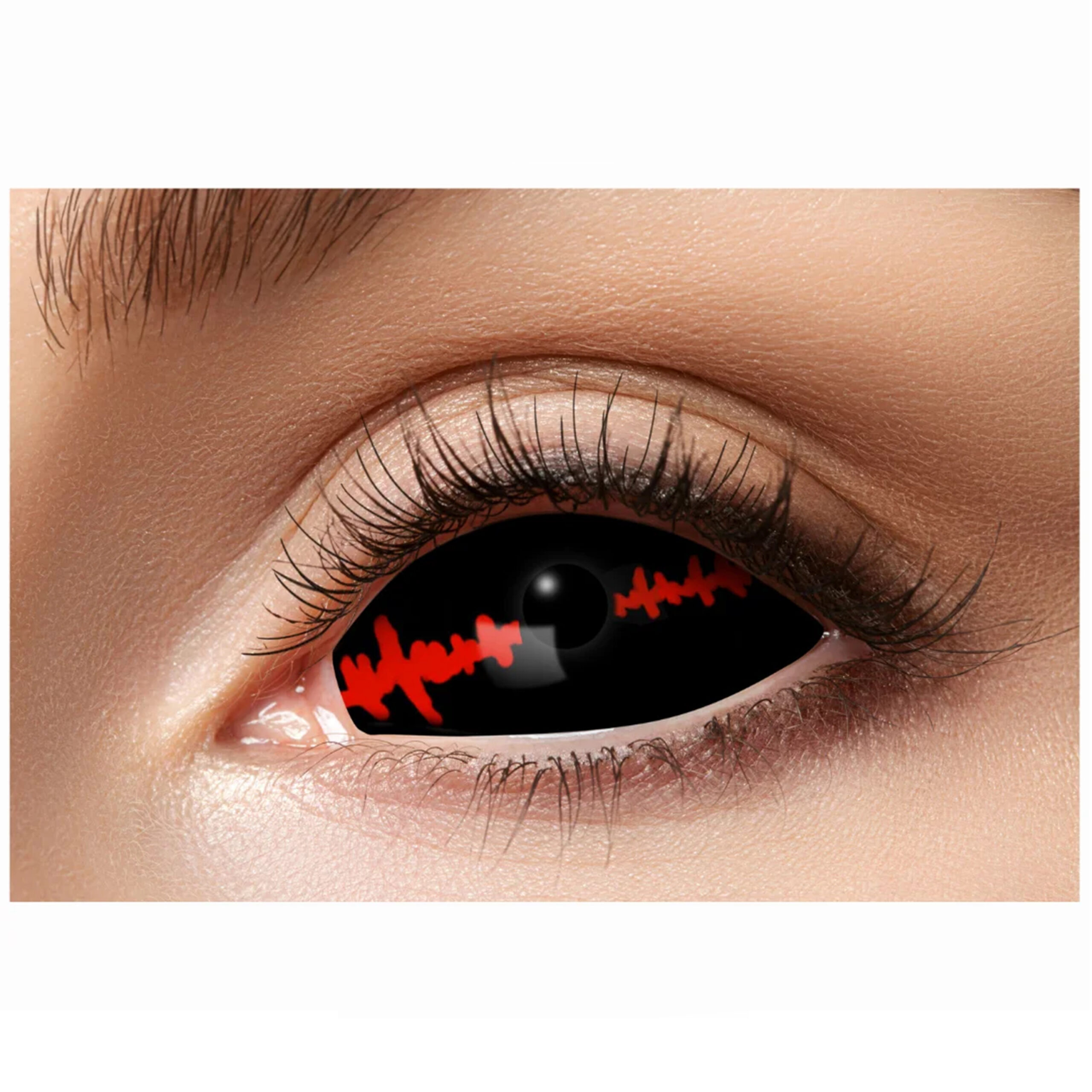 Primer plano de un ojo con lente de contacto sclera negra y diseño rojo