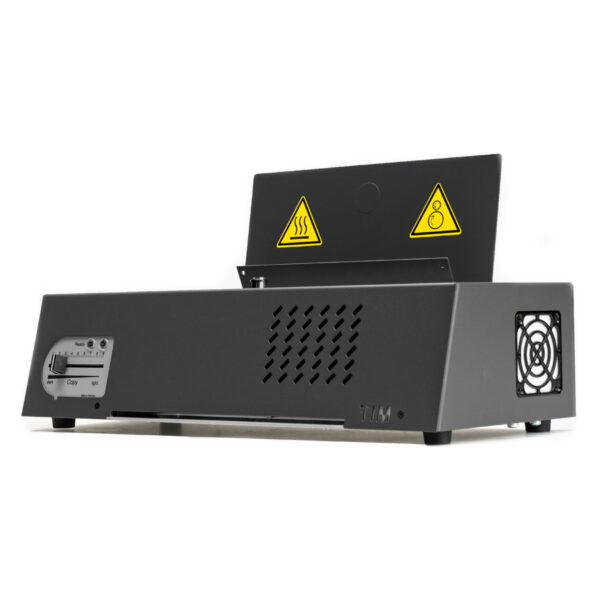 Copiadora térmica negra TIM sobre fondo blanco con rejilla de ventilación y panel de control